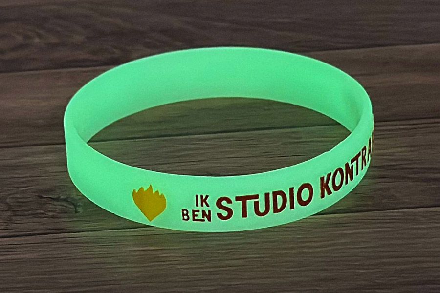 glow in the dark siliconen polsbandjes met opdruk in 2 kleuren